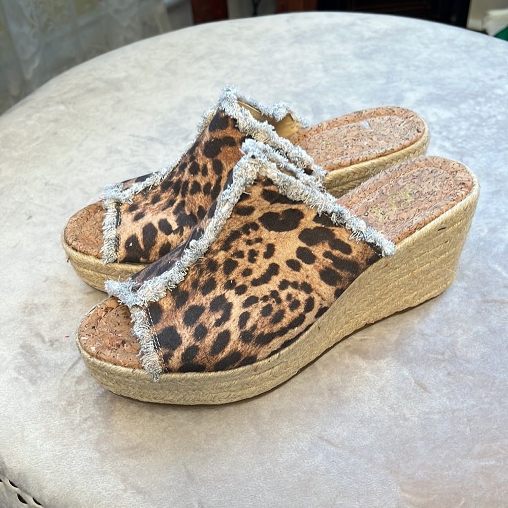 Super cool! *Sugar* Sz 9.5 Denim Frayed Edge Fabric Cheetah Wedge Slides